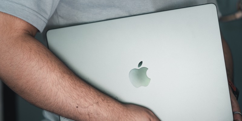 Waarom een gebruikte MacBook in 2026 de slimste Apple aankoop is